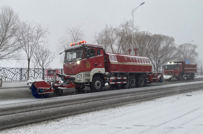 盈峰環(huán)境除冰雪裝備全力投入破冰作業(yè)，助力北京道路交通安全